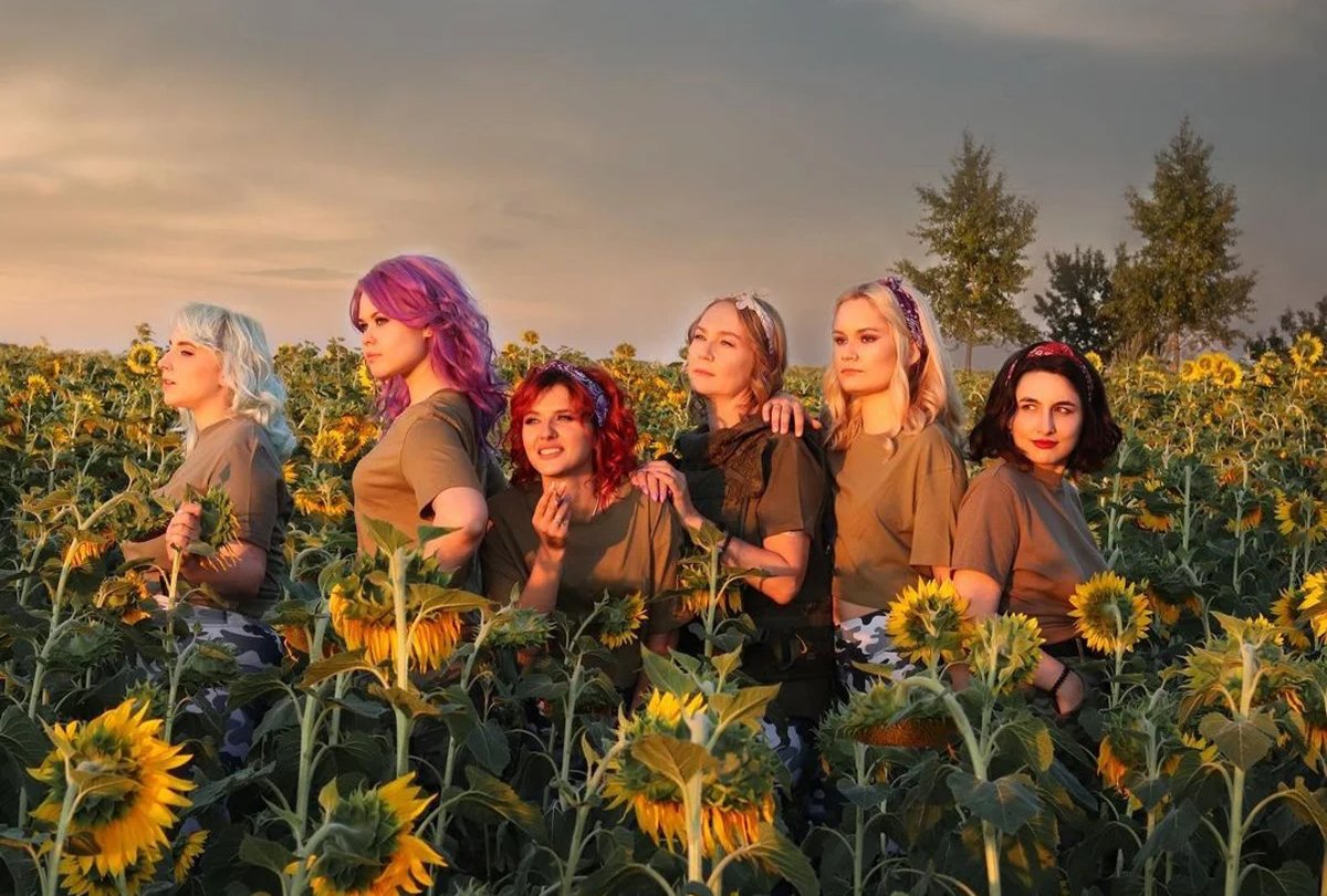 Rossinskaya (second from the left) with fellow volunteers. Photo: Army of Beauties