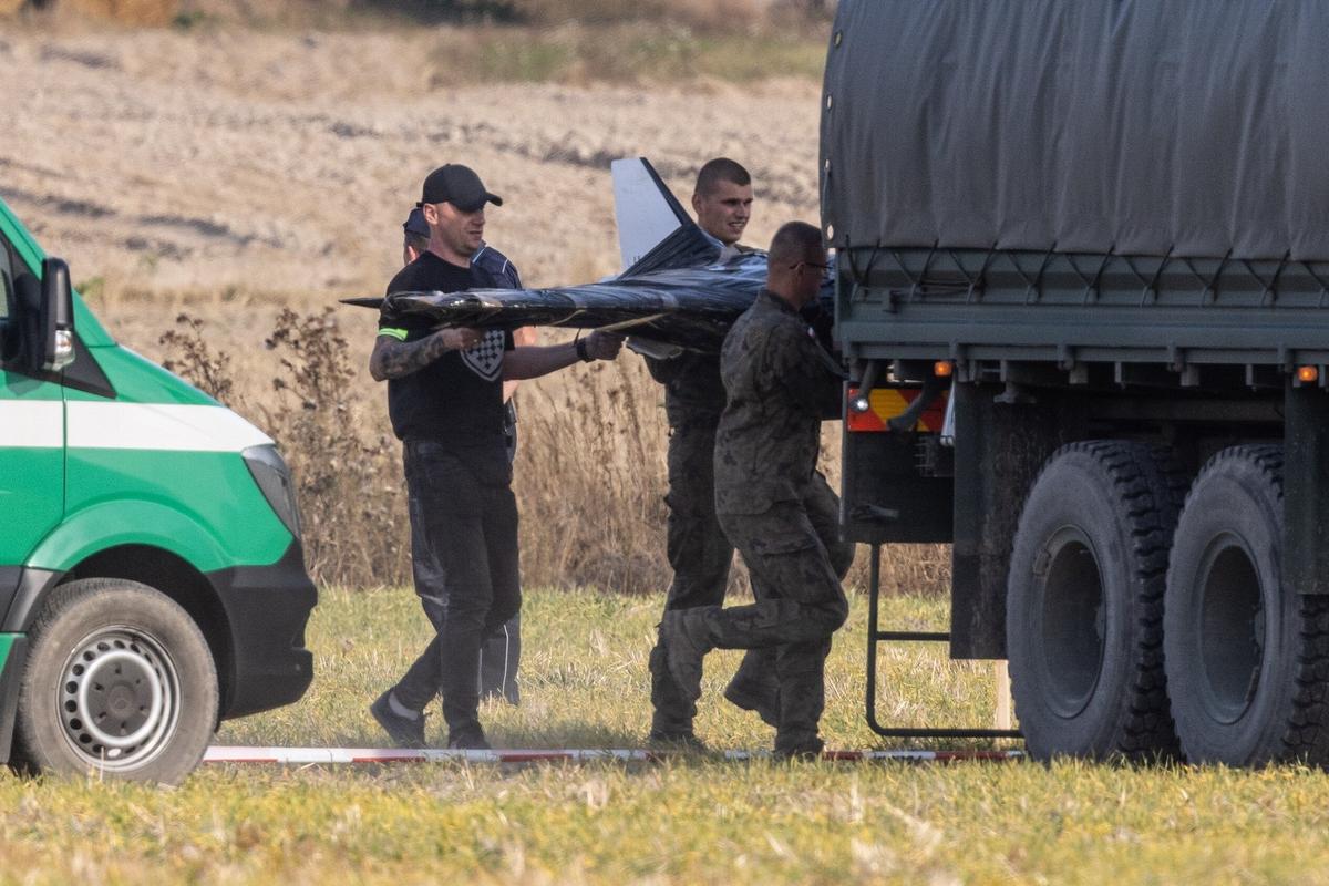 Members of Poland’s Territorial Defence Force at the crash site of a Russian drone in the village of Wohyn, eastern Poland, 10 September 2025. Photo: EPA / WOJTEK JARGILO