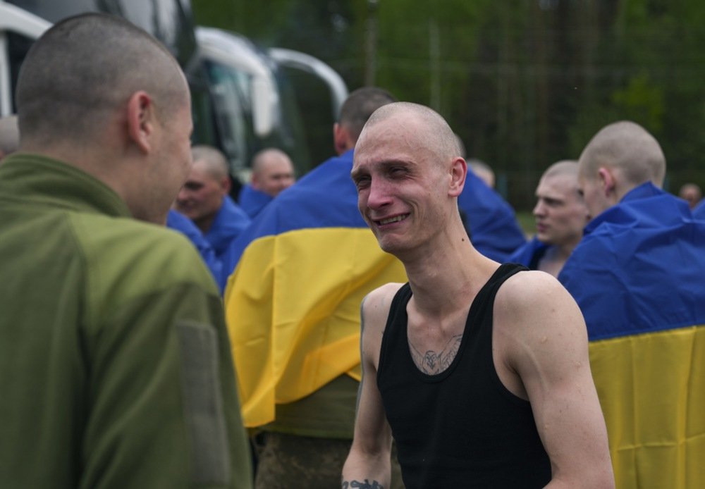 Ukrainian prisoners of war react following a prisoner swap at an undisclosed location in Ukraine, 6 May 2025. Photo: EPA-EFE/STRINGER