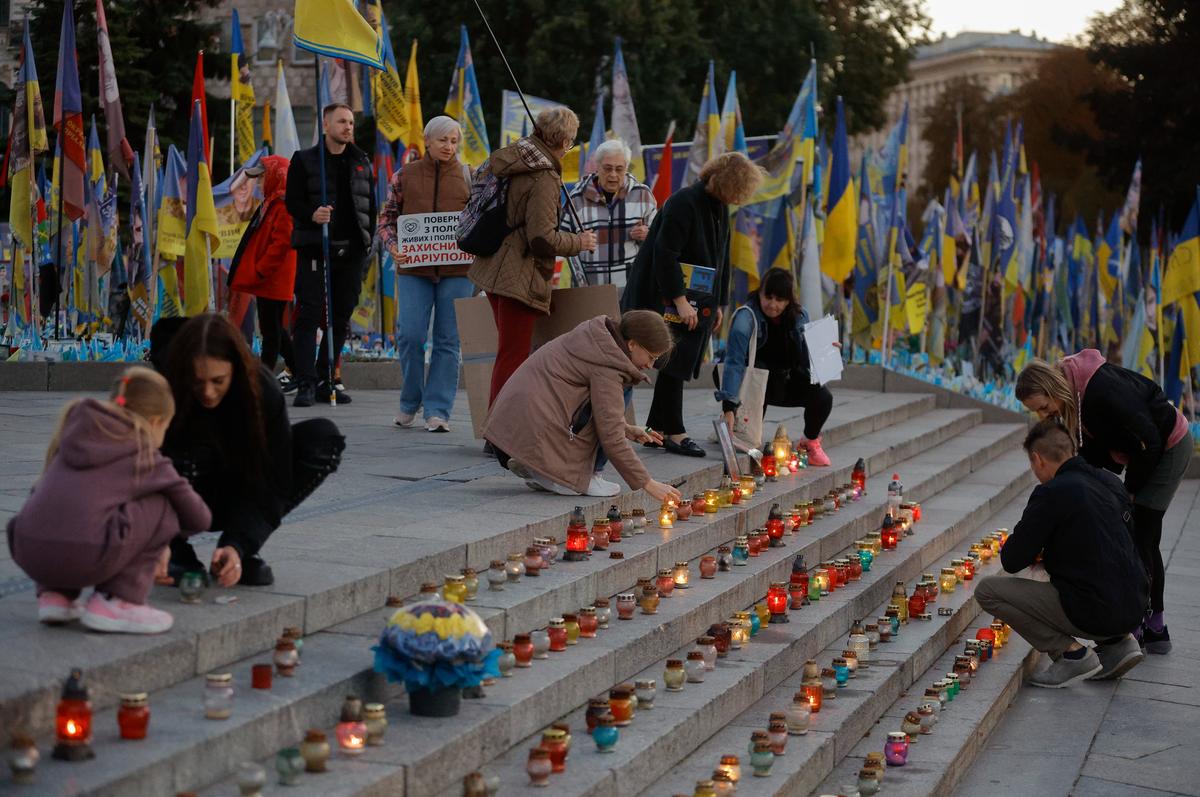 A makeshift memorial to Ukrainian servicemen and international volunteers on Independence Square in Kyiv, Ukraine, 26 September 2025. Photo: EPA / Sergey Dolzhenko