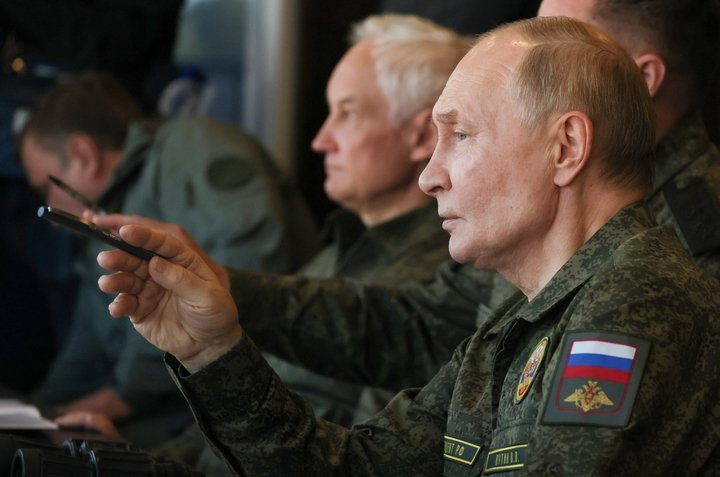 Vladimir Putin supervises the Russian-Belarusian joint military drills at the Mulino training ground, in central Russia’s Nizhny Novgorod region, 16 September 2025. Photo: EPA / MIKHAIL METZEL