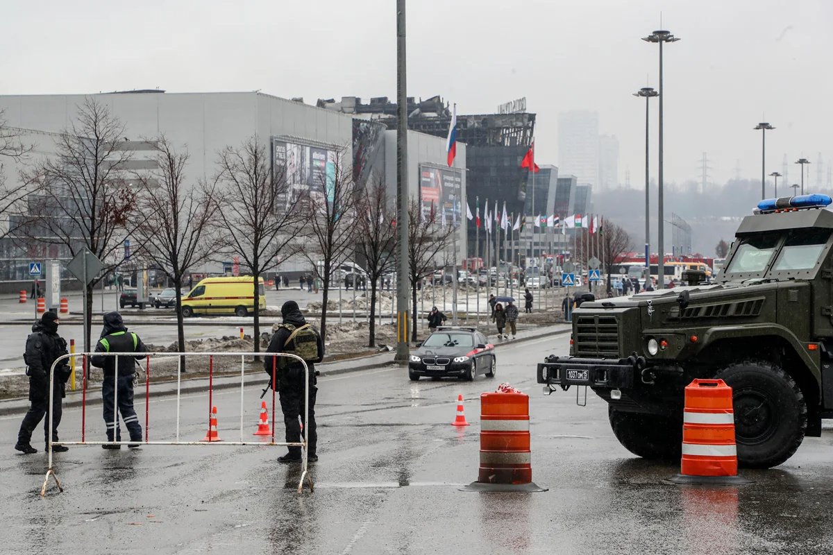 Police officers outside Crocus City Hall after the terrorist attack. Photo: Maxim Shipenkov / EPA-EFE