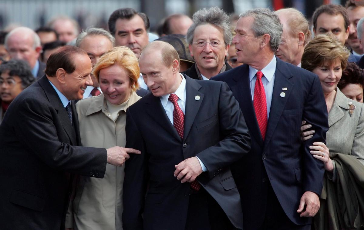 From left: Italian Prime Minister Silvio Berlusconi, Lyudmila Putina, Vladimir Putin, US President George W. Bush and his wife Laura attend the 60th anniversary of the end of World War II, 9 May 2005, Photo: EPA / ANATOLY MALTSEV