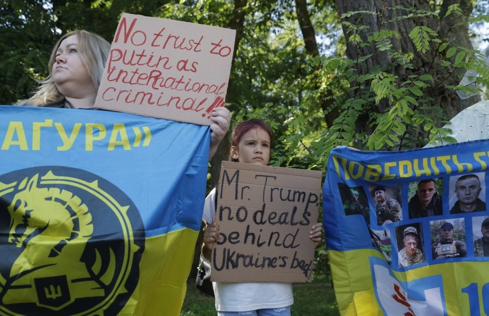 Ukrainians, including families of prisoners of war and missing persons, participate in a rally in front of the US embassy in Kyiv on 15 August 2025, ahead of the Putin-Trump summit. Photo: EPA/SERGEY DOLZHENKO