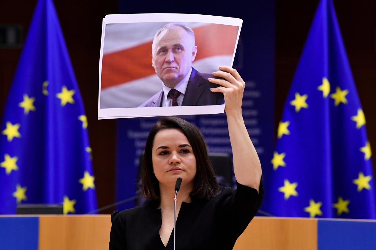 Belarusian opposition leader Sviatlana Tsikhanouskaya holds up a picture of Statkevich after accepting the 2020 Sakharov Prize at the European Parliament in Brussels, 16 December 2020. Photo: EPA / Olivier Hoslet