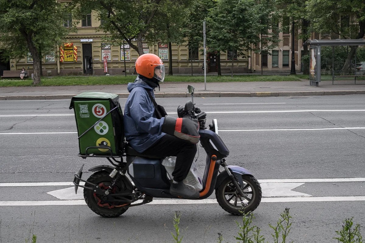 Courier service in St. Petersburg.