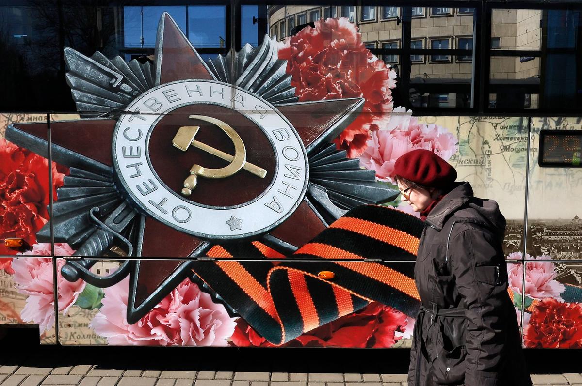 A woman walks past a tram with the image of the Patriotic War Order in St. Petersburg, Russia, 2 April 2025. Photo: EPA-EFE/ANATOLY MALTSEV