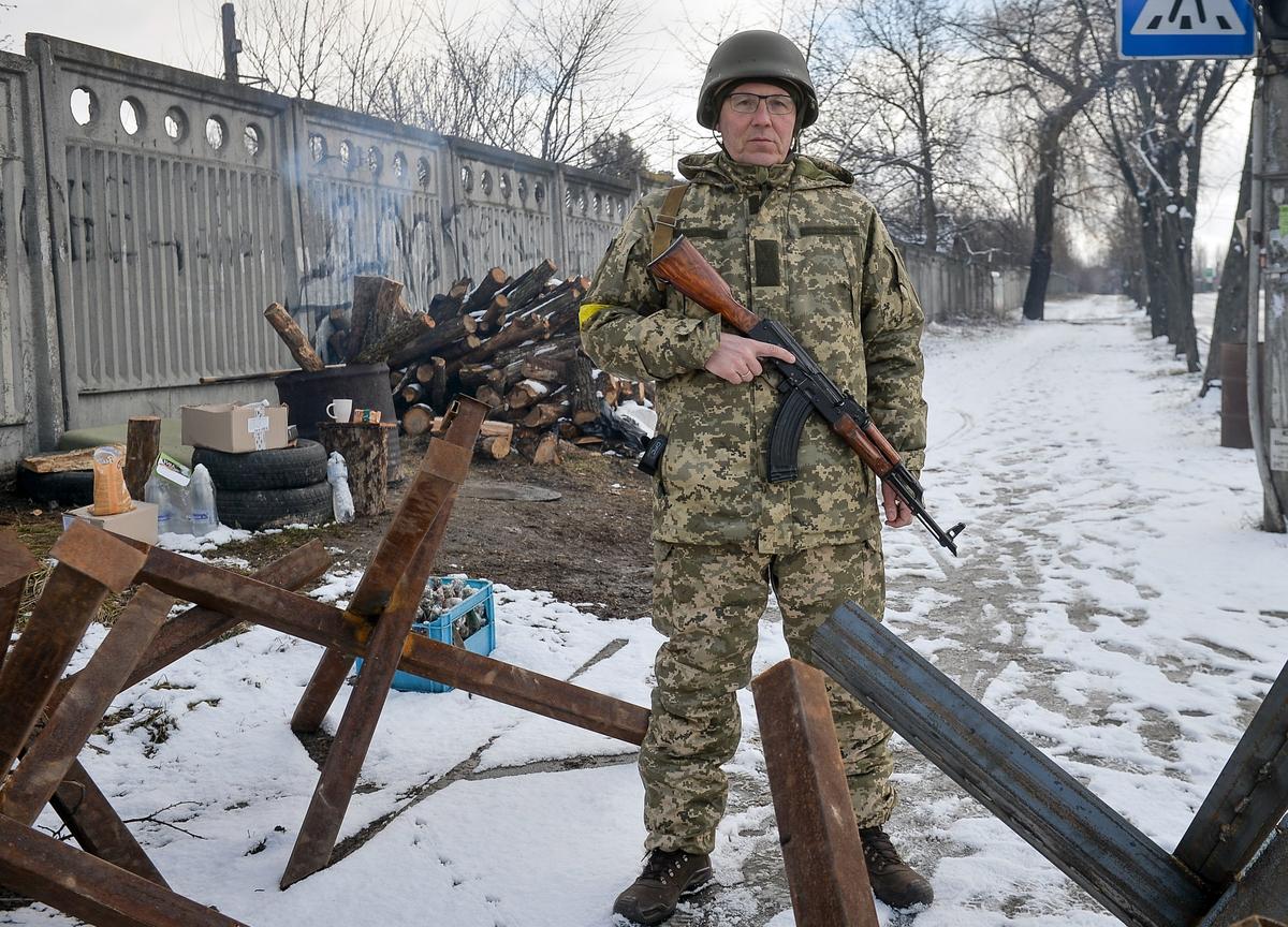 Parubiy mans a Territorial Defence Force roadblock on the outskirts of Kyiv, in the first weeks of the Russian invasion of Ukraine, 8 March 2022. Photo: EPA / ANDRII NESTERENKO