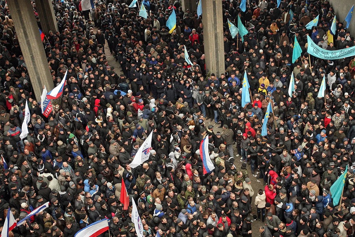 Pro-Russian activists and Euromaidan supporters stand opposite each other near the parliament building in Simferopol, Crimea, 26 February 2014. Photo: EPA/ARTUR SHVARTS
