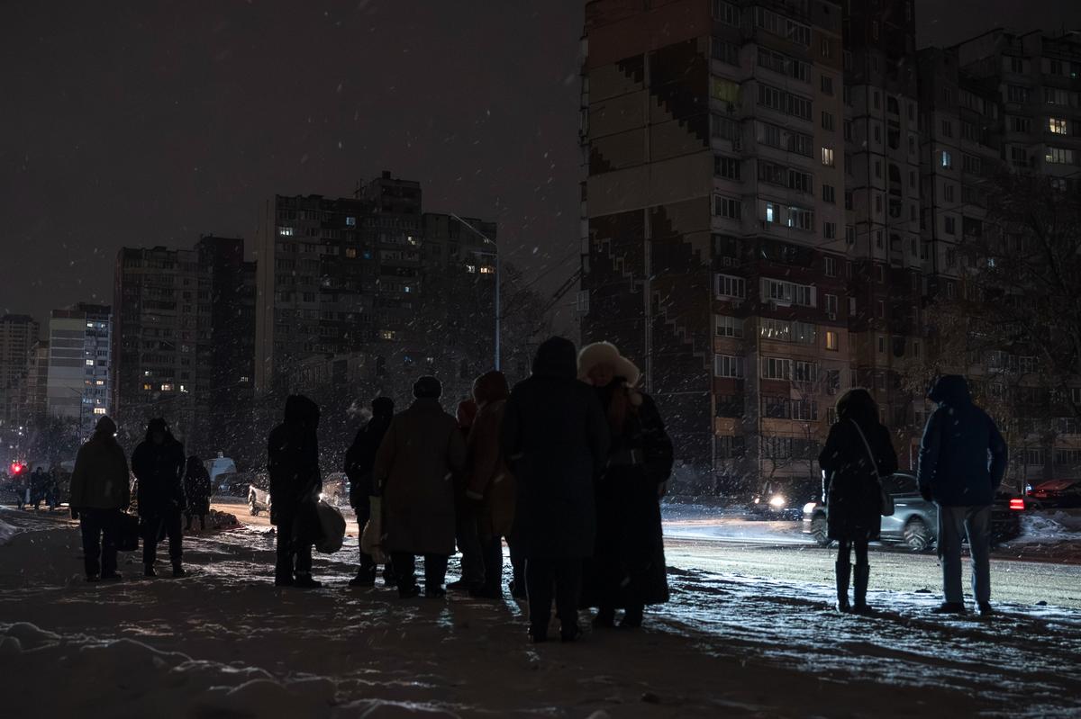 Locals wait to receive hot meals amid a power outage following Russian strikes on energy infrastructure in Kyiv, Ukraine, 23 January 2026. Photo: EPA/MAXYM MARUSENKO