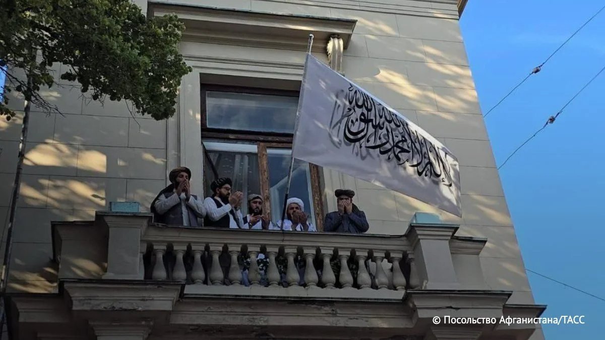 The Taliban flag flies over the Afghan Embassy in Moscow, 3 July 2025. Photo: TASS