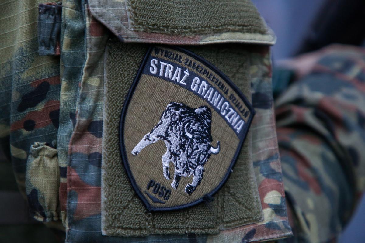 An officer wears the emblem of the Polish Border Guard on his uniform at the country’s Połowce-Pieszczatka border crossing with Belarus, 30 October 2024. Photo: EPA-EFE / Artur Reszko