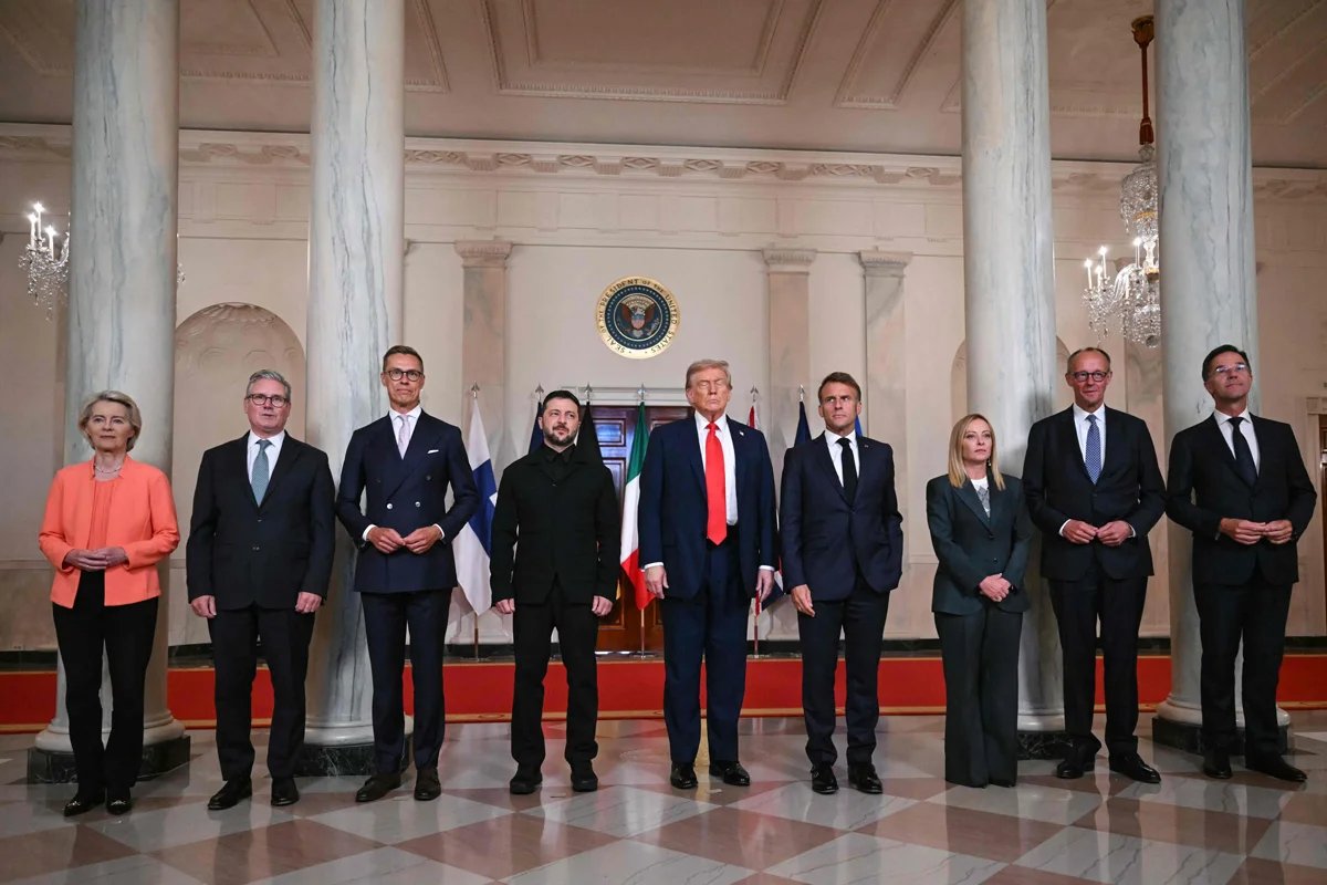 EU Commission President Ursula von der Leyen, UK Prime Minister Keir Starmer, Finnish President Alexander Stubb, Ukrainian President Volodymyr Zelensky, US President Donald Trump, French President Emmanuel Macron, Italian Prime Minister Giorgia Meloni, German Chancellor Friedrich Merz and NATO Secretary General Mark Rutte pose at the White House in Washington, 18 August 2025. Photo: Andrew Caballero-Reynolds / AFP / Scanpix / LETA