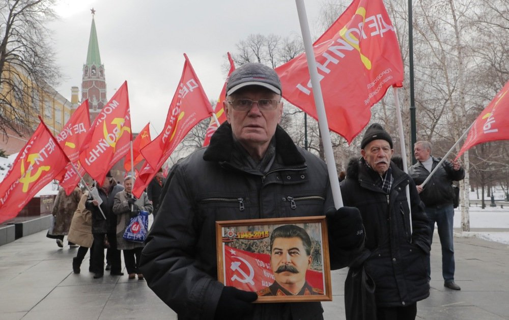 A Russian Communist party supporter holds a portrait of Joseph Stalin during a wreath laying ceremony at the memorial stone for World War II Hero City Stalingrad to commemorate the 80th anniversary of the Battle of Stalingrad in Moscow, Russia, 02 February 2023. Photo: EPA-EFE/MAXIM SHIPENKOV