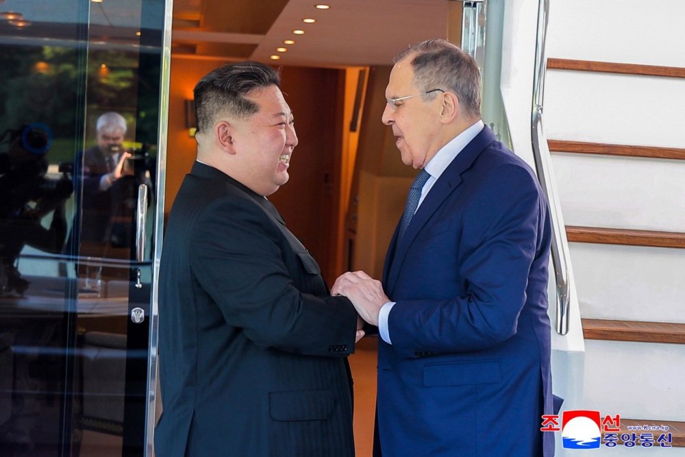 North Korean leader Kim Jong Un greets Russian Foreign Minister Sergey Lavrov during a meeting in Wonsan, North Korea, 12 July 2025 Photo: EPA/KCNA