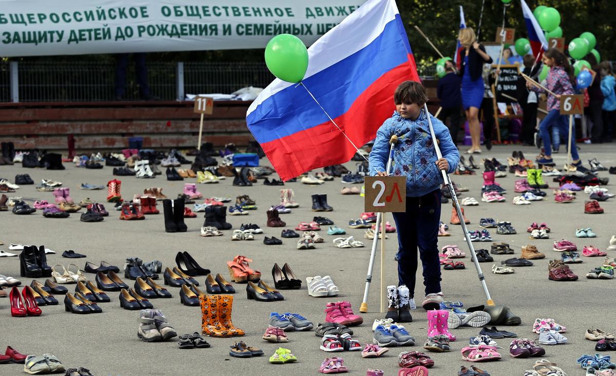 A girl holds a Russian flag at an anti-abortion rally in Moscow, Russia, 14 September 2017. Photo: EPA/YURY KOCHETKOV