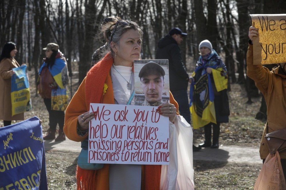 A woman holds a placard at a rally in front of the US embassy in Kyiv, Ukraine, 6 March 2025. Photo: EPA-EFE/SERGEY DOLZHENKO