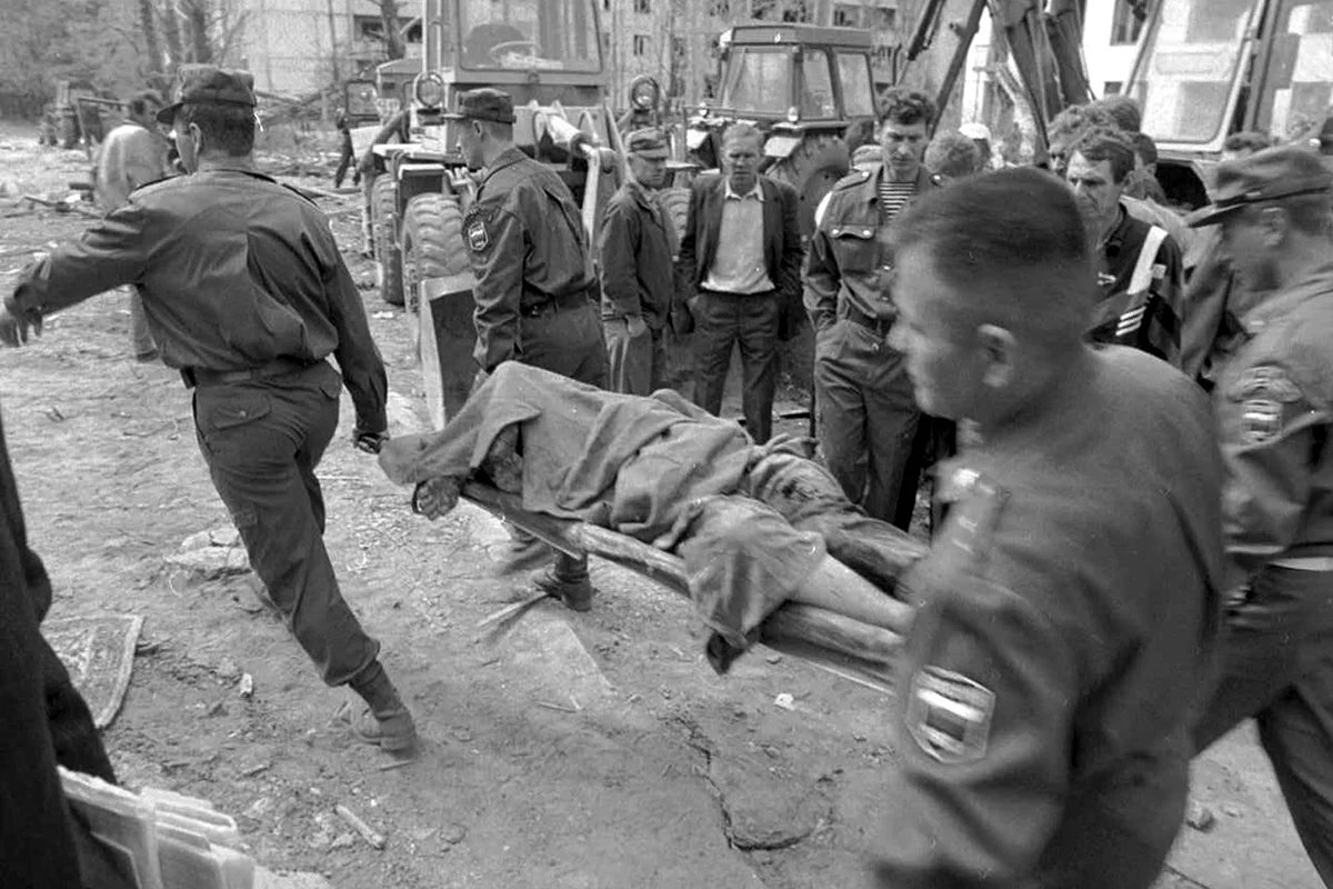 Rescuers carrying a victim of the car bomb which destroyed a residential building in Volgodonsk in the early morning of 16 September 1999. Photo: EPA PHOTO EPA/ITAR-TASS/VK
