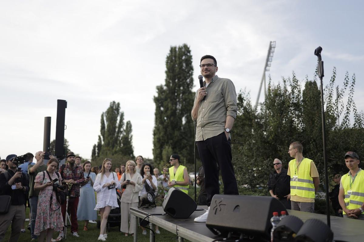 Ilya Yashin addresses a crowd of supporters in Mauerpark, Berlin, Germany, 7 August 2024. Photo: Vasily Krestyaninov / Novaya Gazeta Europe