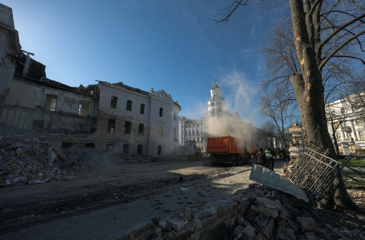 Workers clean debris at the site of a Russian missile strike in Sumy, Ukraine, 15 April 2025. Photo: EPA-EFE/SERGEY KOZLOV