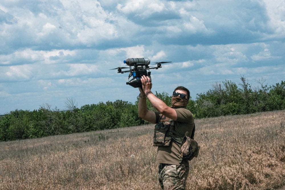A Ukrainian drone engineer handles a first-person view (FPV) drone during a training exercise in the Donetsk region, 17 June 2025. Photo: EPA/Maria Senovilla
