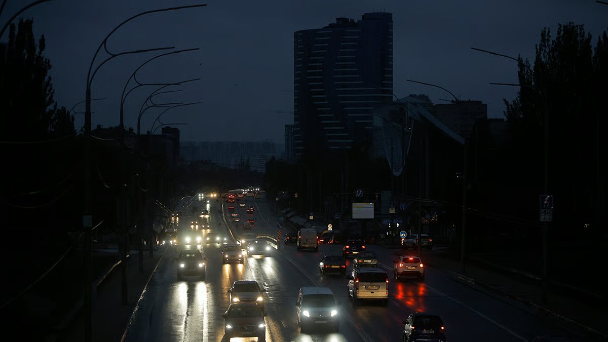 A street is plunged into darkness after Russian airstrikes on Kyiv, Ukraine, 10 October 2025. Photo: Sergey Dolzhenko / EPA