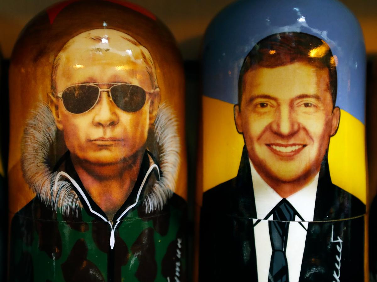 Matryoshka dolls depicting Vladimir Putin and Ukrainian President Volodymyr Zelensky on sale at a street market in St. Petersburg, Russia, 10 December 2019. Photo: EPA-EFE / ANATOLY MALTSEV