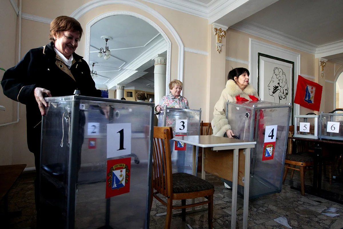 Staff at a Crimean polling station in Sevastopol, 15 March 2014. Photo: EPA/ZURAB KURTSIKIDZE