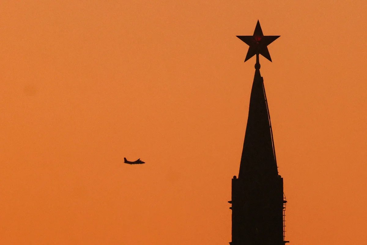 A passenger plane in view of the Kremlin in Moscow. Photo: Sergey Ilnitsky / EPA-EFE