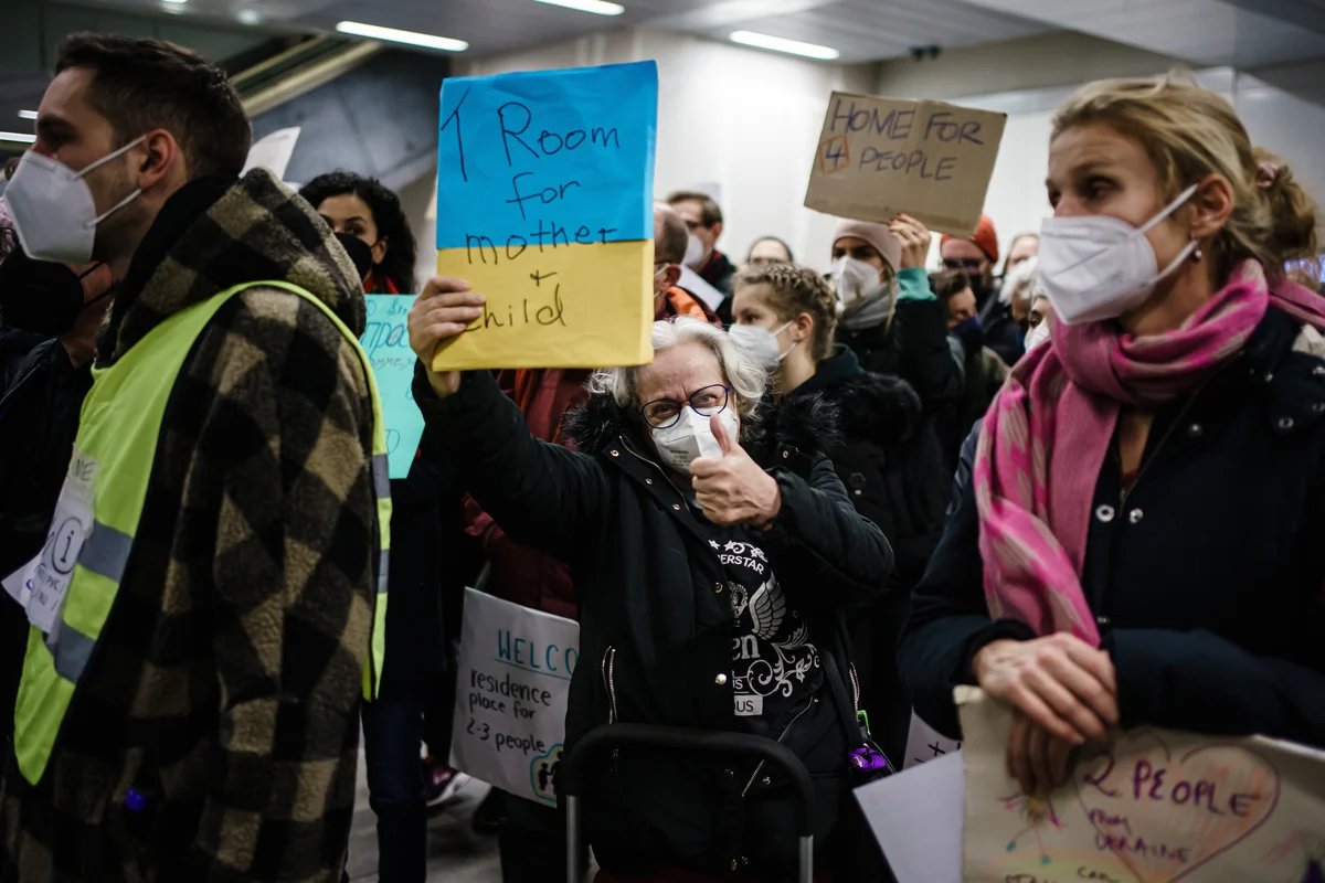 Volunteers meet Ukrainian refugees at Berlin’s Central Station, 2 March 2022. Photo: Clemens Bilan / EPA