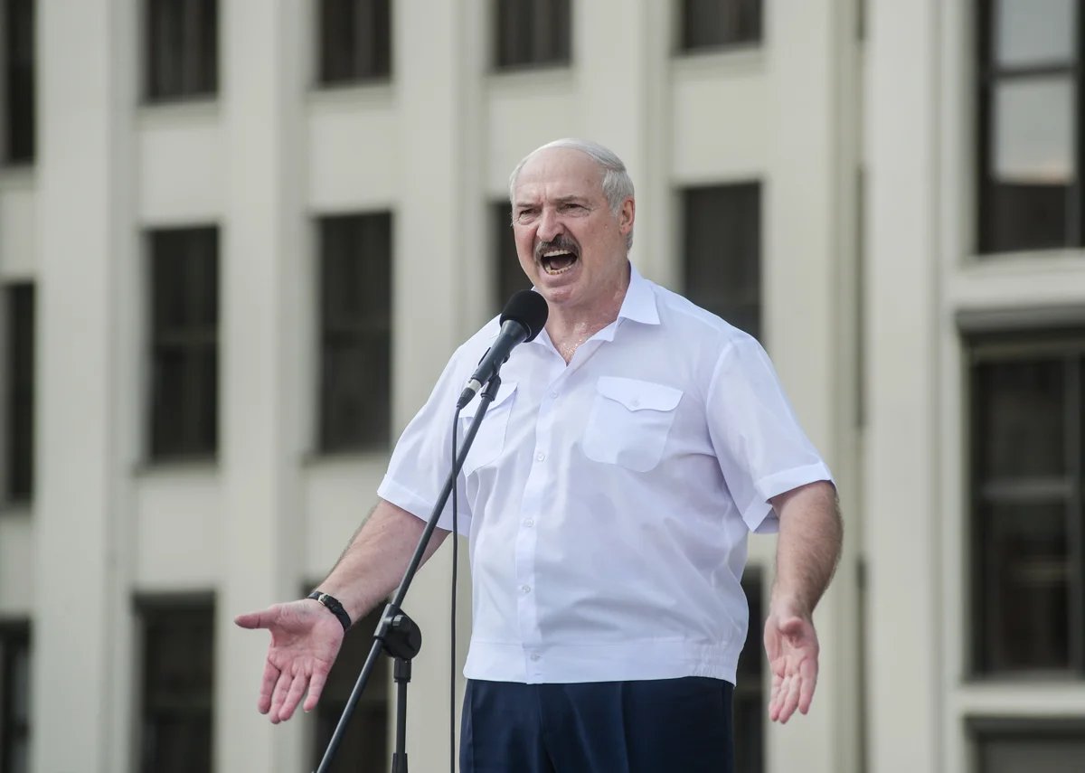 Alexander Lukashenko speaks to the crowd at a pro-Alexander Lukashenko demonstration in Minsk, 16 August 2020. Photo: Yauneh Yerchak / EPA