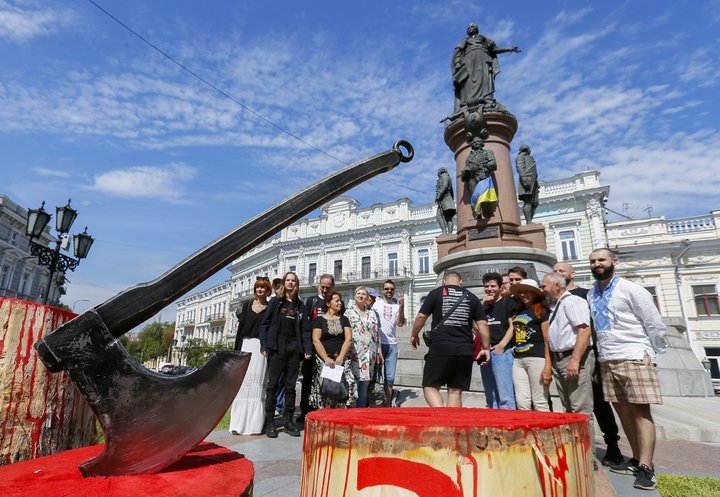Ukrainian activists with tools for a mock execution demand the removal of a statue of Catherine the Great from Odesa following the Russian invasion, 2 September 2022. Photo: EPA