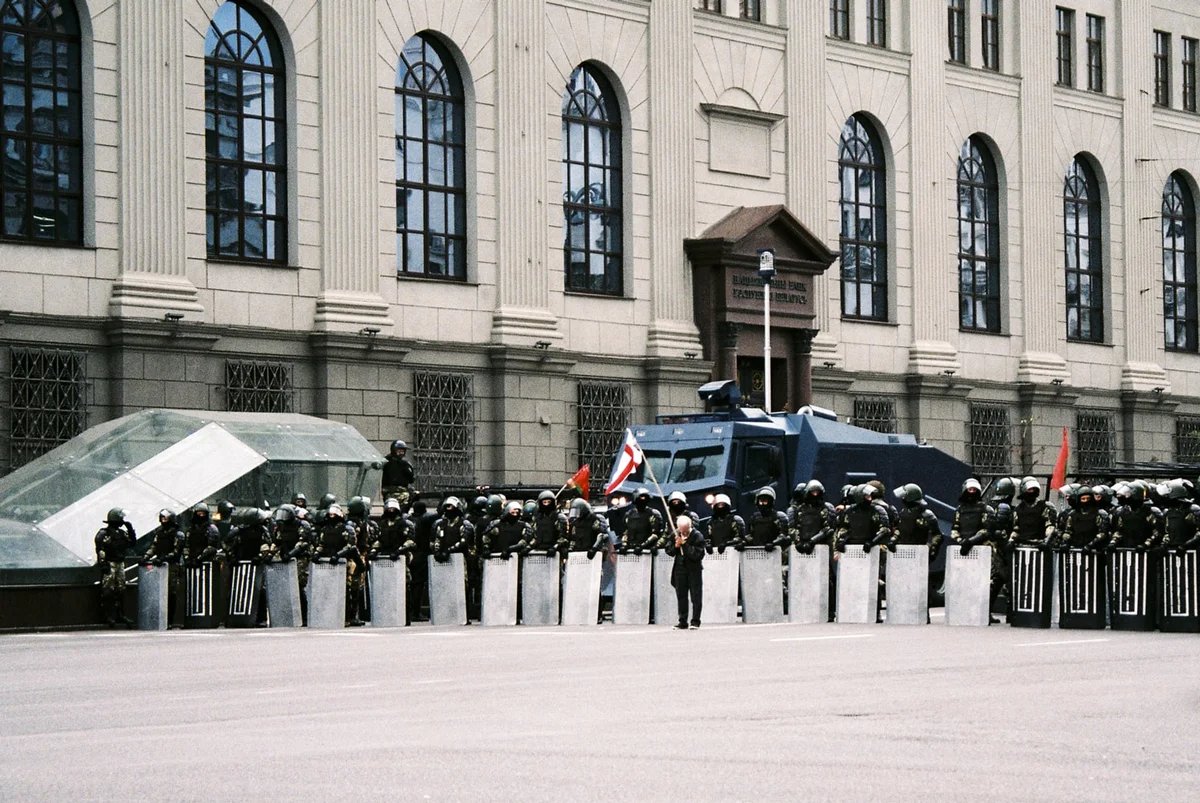 Nina Bahinskaya faces down the riot police, 28 September 2020. Photo: Jana Shnipelson /  Flickr (CC0)