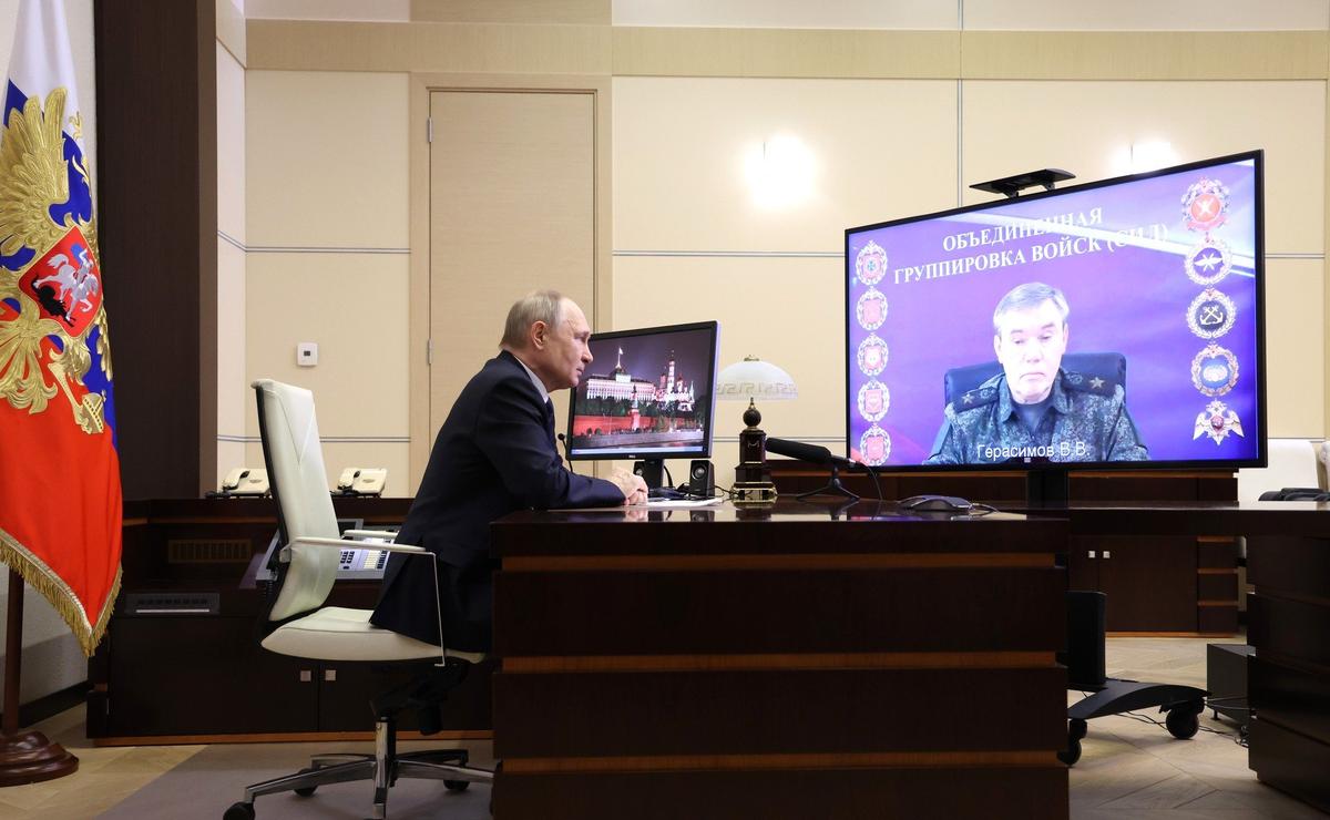 Vladimir Putin speaks with Chief of the General Staff of the Russian Armed Forces Valery Gerasimov via video call from his residence in Novo-Ogaryovo, Russia, 26 April 2025. Photo: Kremlin