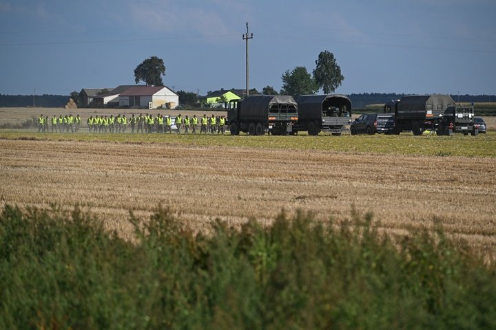 Polish servicemen and emergency services inspect the crash site of a Russian drone, 10 September 2025. Photo: Wojtek Jargiło / EPA