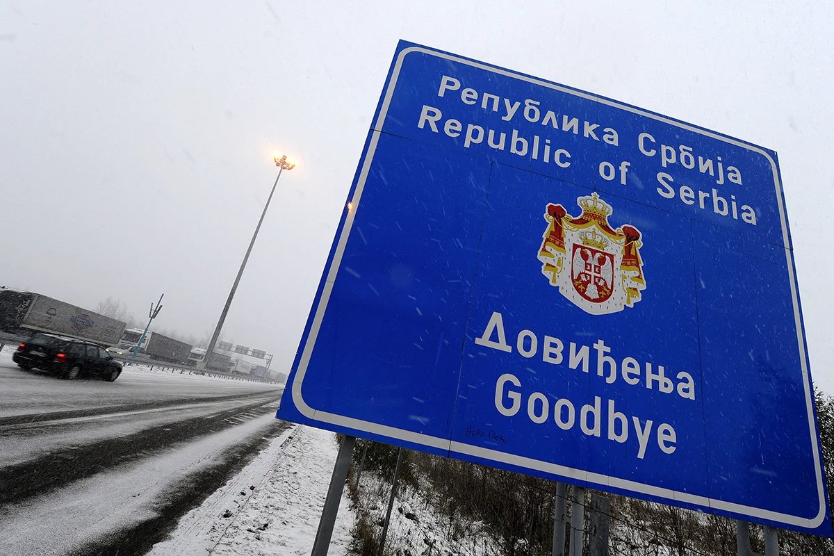A Serbian car in the village of Horgoš approaches the Hungarian border, 19 December 2009. Photo: Andrej Isaković / AFP PHOTO / Scanpix / LETA