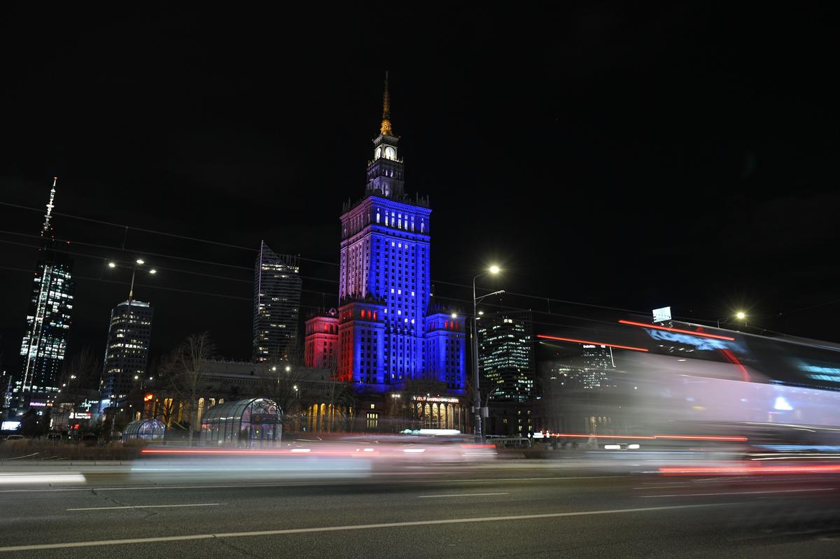 Warsaw’s Palace of Culture and Science is illuminated in blue to mark the start of the Polish presidency of the European Council, 2 January 2025. Photo: EPA-EFE / MARCIN OBARA