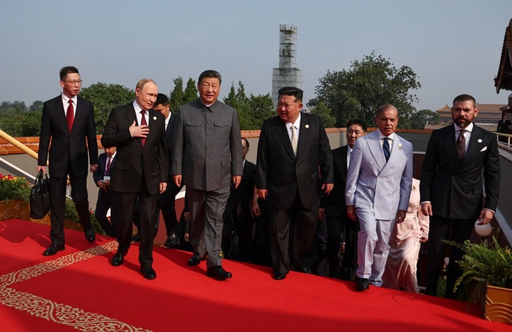 Vladimir Putin, Chinese President Xi Jinping, North Korean leader Kim Jong Un and Pakistani Prime Minister Shehbaz Sharif take their seats on the dais to watch the parade. Photo: EPA/ALEXANDER KAZAKOV/SPUTNIK/KREMLIN POOL
