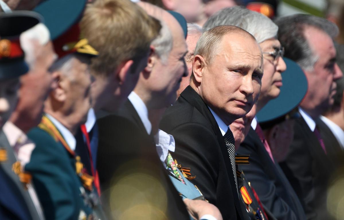 Putin attends Victory Day on the 75th anniversary of the Nazi defeat, 24 June 2020. Photo: EPA-EFE / SERGEY PYATAKOV