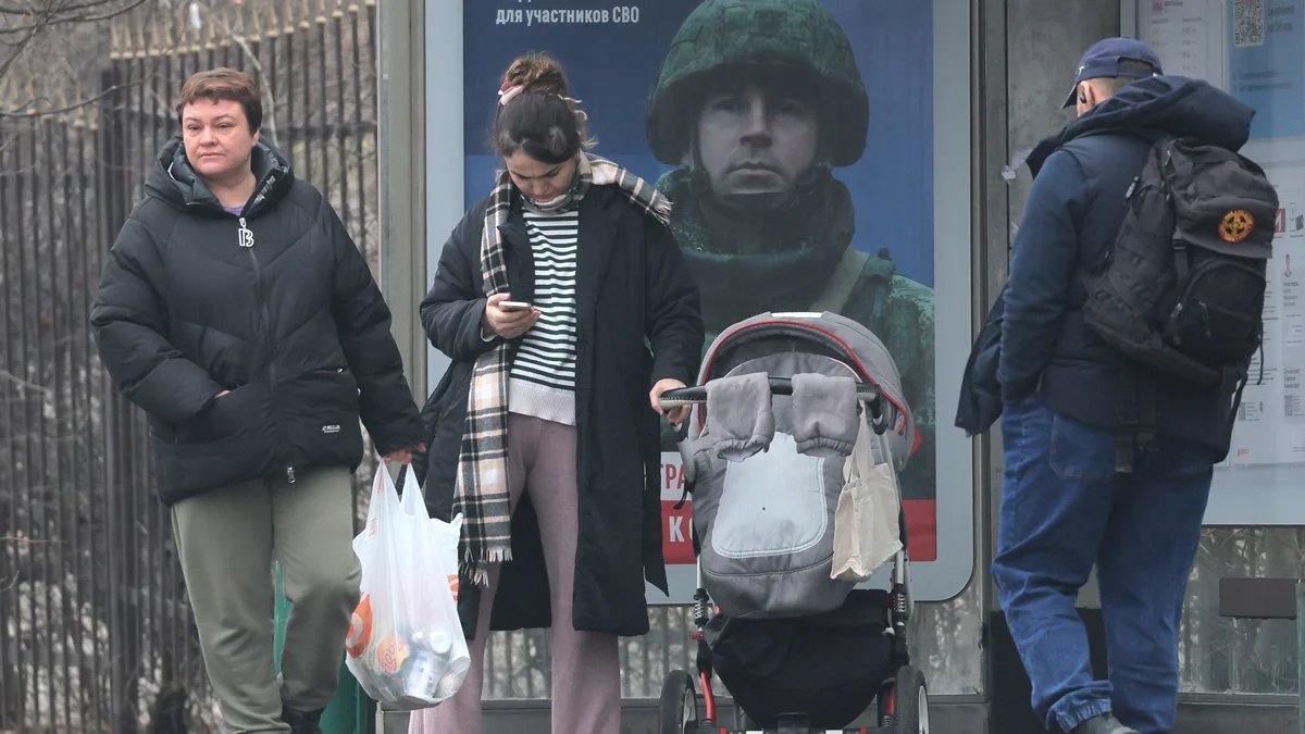 A propaganda billboard in support of the Russian armed forces at a bus stop in Moscow, 13 March 2025. Photo: Maxim Shipenkov / EPA