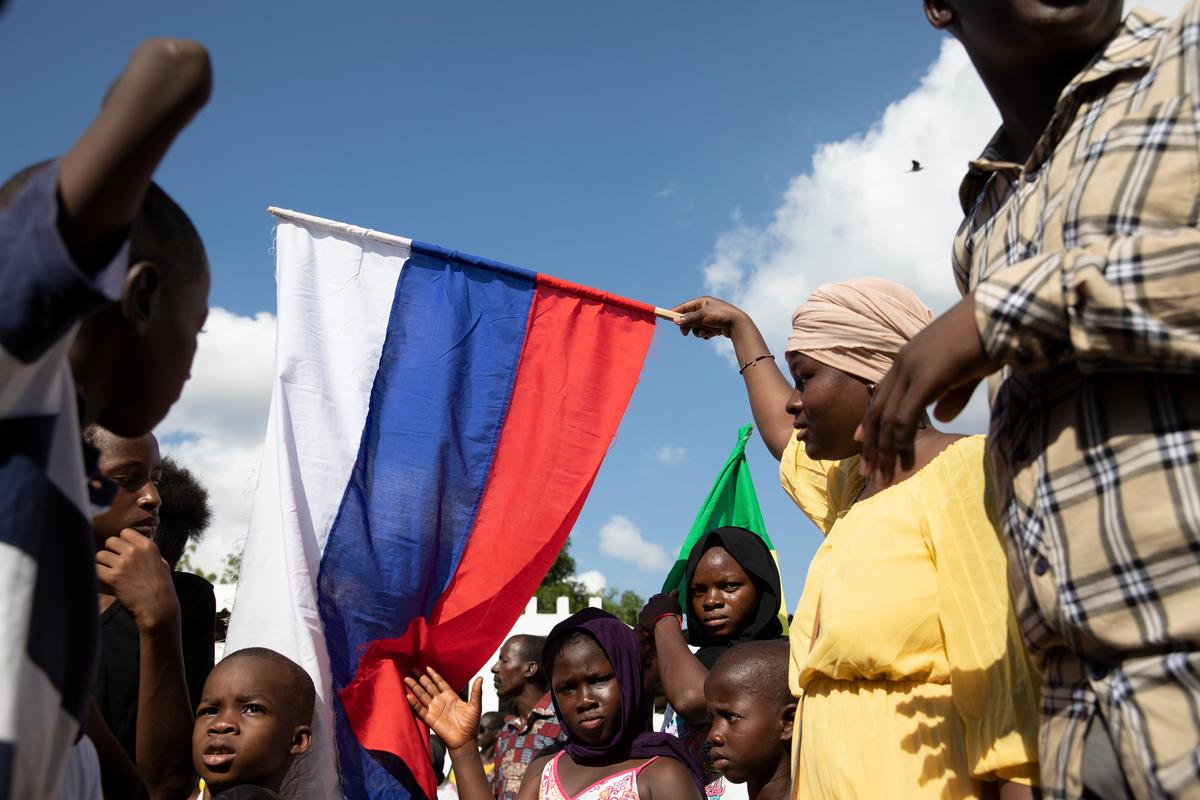 A demonstrator waves a Russian flag during Independence Day celebrations in Bamako, Mali, 22 September 2022. Photo: EPA-EFE / HADAMA DIAKITE