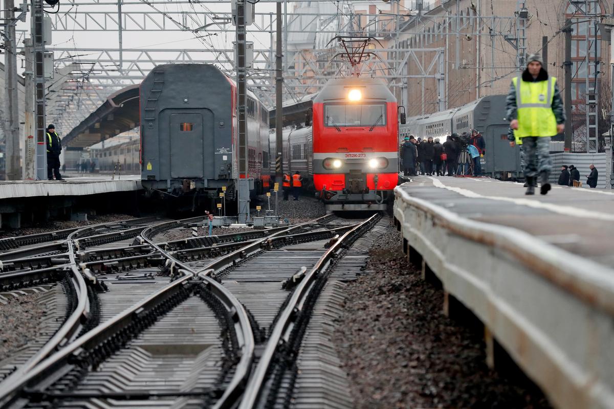 A long distance train leaving St. Petersburg’s Moscow Station. Photo: EPA / ANATOLY MALTSEV