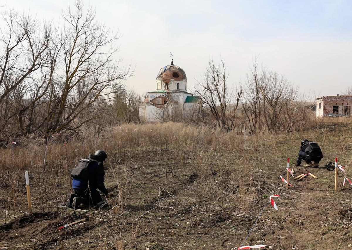 Ukrainian sappers demining in the Kharkiv area, northeastern Ukraine, 12 March 2025. Photo: EPA-EFE/SERGEY KOZLOV