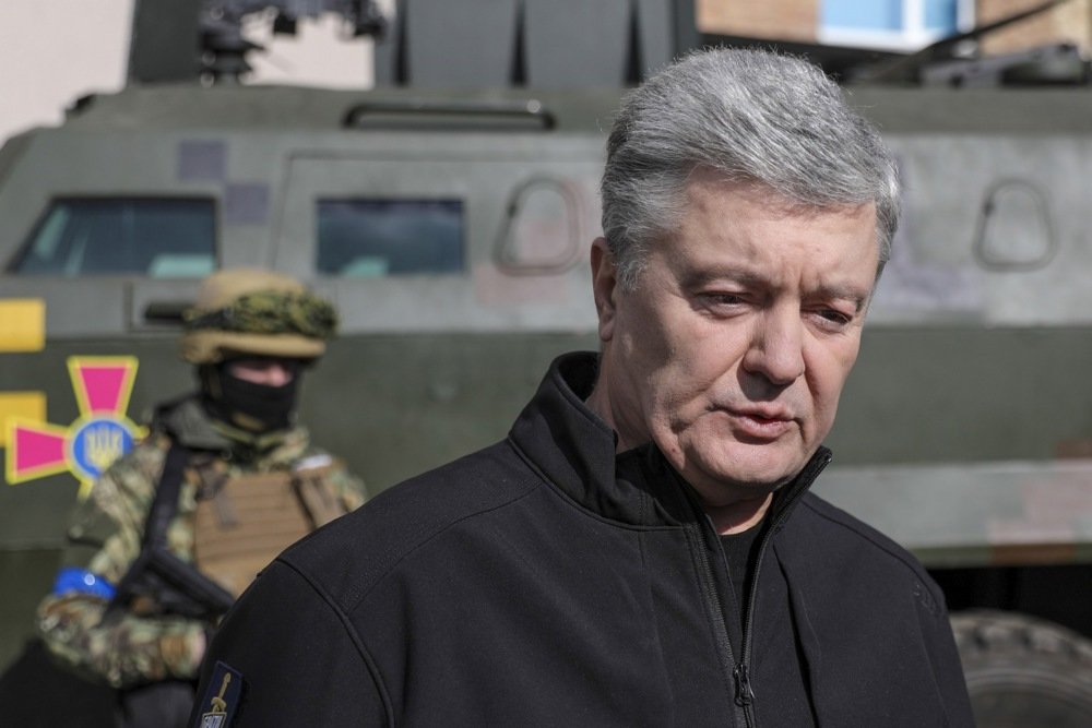Former Ukrainian president Petro Poroshenko speaks to reporters in Kyiv, 18 March 2022. Photo: EPA-EFE/MIGUEL A. LOPES