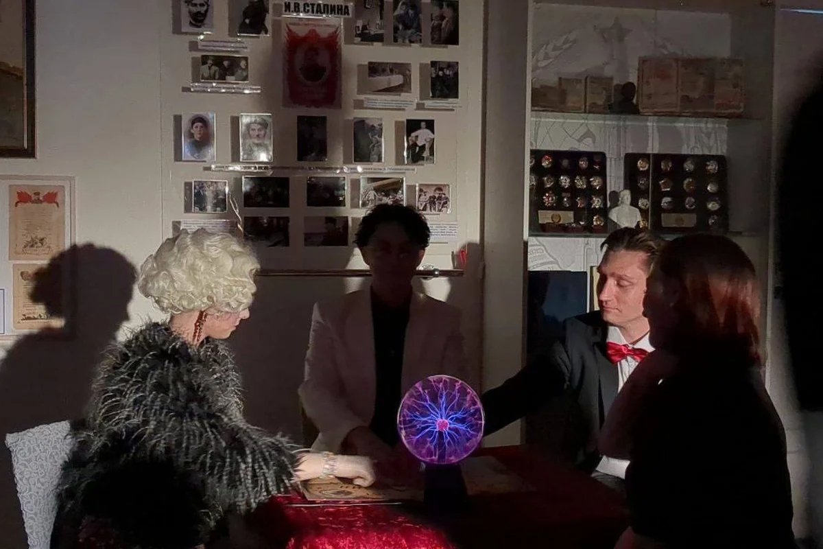 Séance at the Stalin Centre. Photo:  Podslushano Barnaul / VK