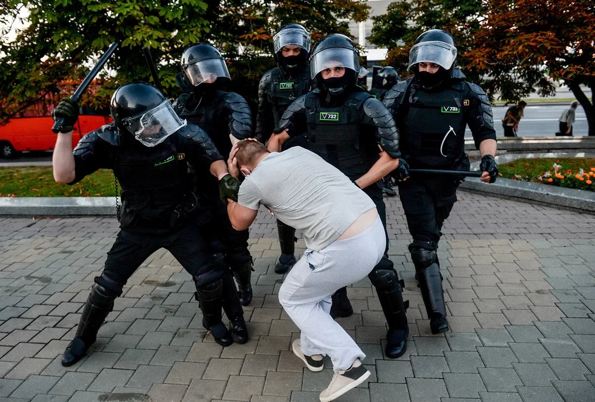Police detain a protester demonstrating against electoral fraud in Minsk, Belarus, 10 August 2020. Photo: Yauhen Yerchak / EPA