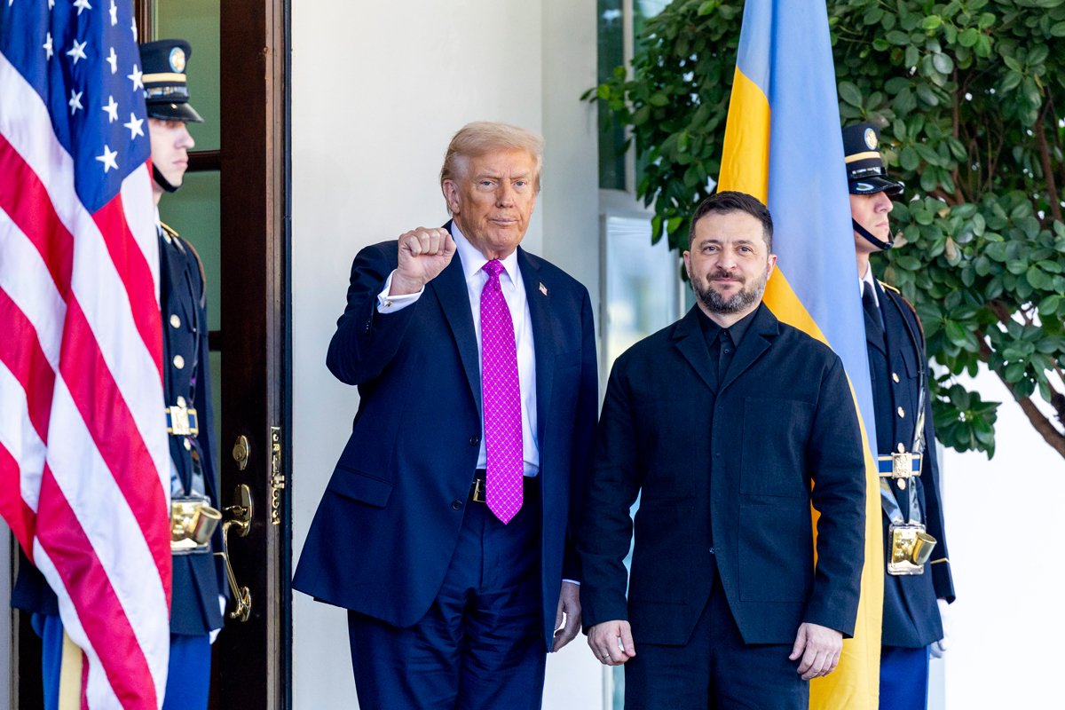 US President Donald Trump greets Ukrainian President Volodymyr Zelensky at the White House, 17 October 2025. Photo: EPA / SHAWN THEW