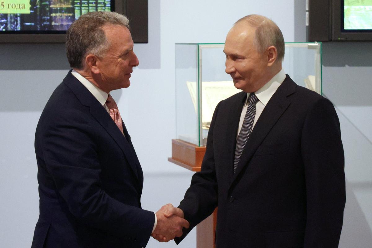US Special Envoy to the Middle East Steve Witkoff shakes hands with Vladimir Putin in St. Petersburg, Russia, 11 April 2025. Photo: EPA-EFE/ GAVRIIL GRIGOROV /SPUTNIK / KREMLIN