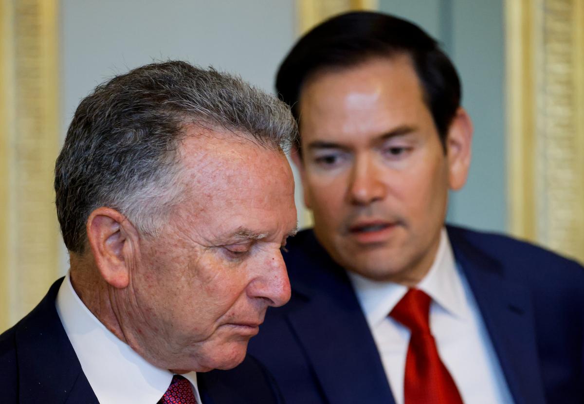 US Secretary of State Marco Rubio (R) speaks to US Special Envoy Steve Witkoff during a meeting at the Élysée Palace in Paris, France, 17 April 2025. Photo: EPA-EFE / LUDOVIC MARIN