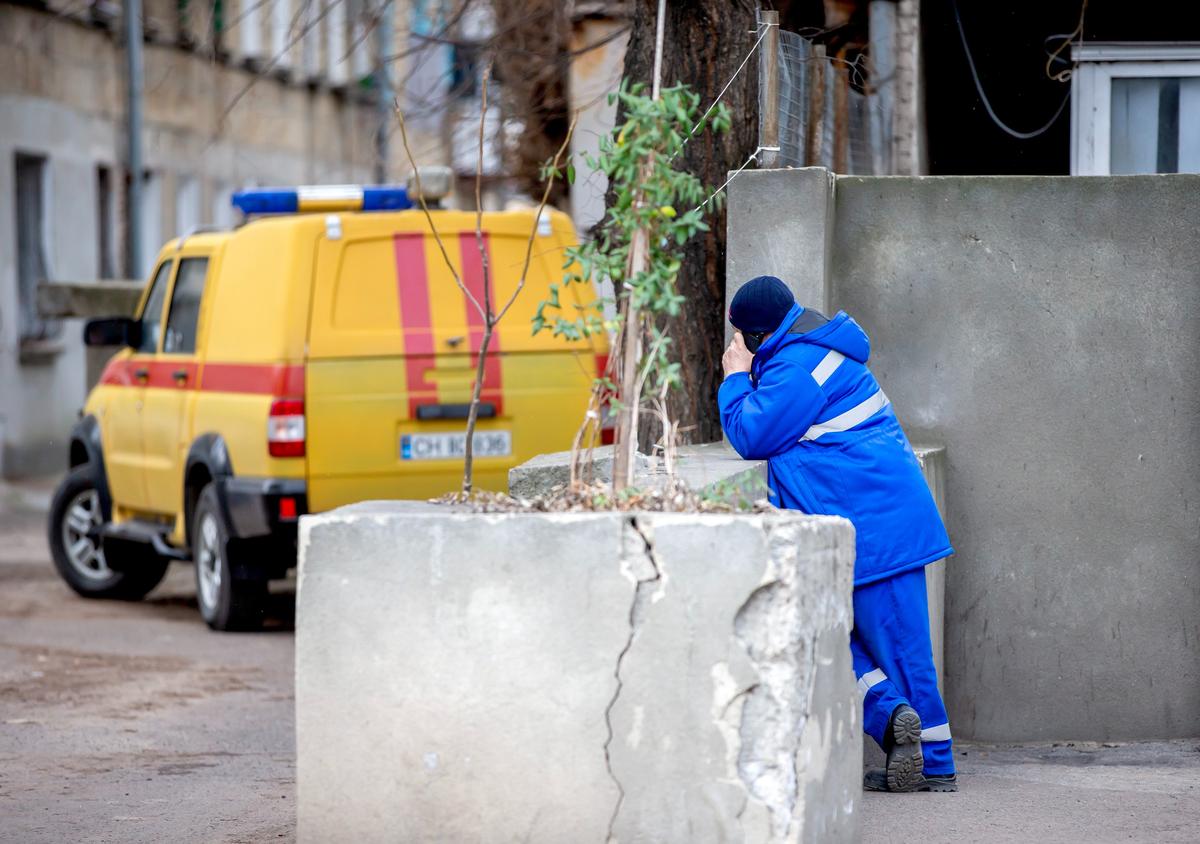 A gas engineer on the phone in Chisinau following the end of Russian gas exports to Moldova, 6 January 2025. Photo: EPA-EFE / DUMITRU DORU
